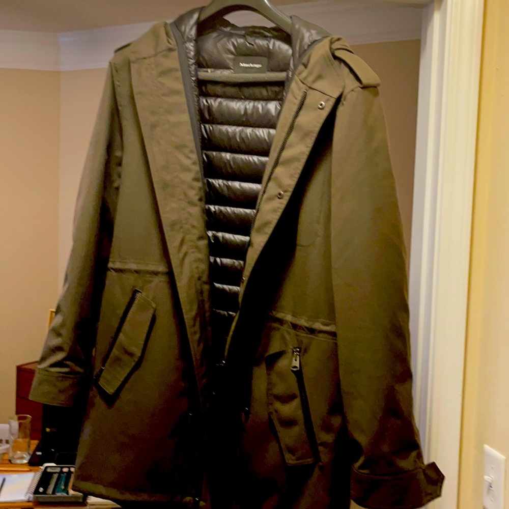 Color is olive green and it’s a size large but almost fits like a medium.